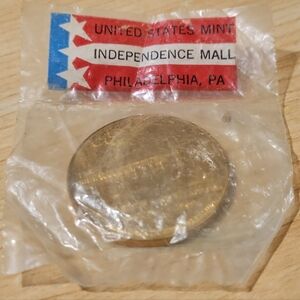 Vintage United States Mint Independence Mall Philadelphia, PA Souvenir Coin